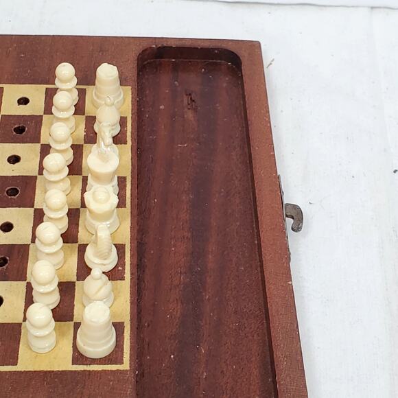 Miniature Travel Miniature Chess Set By Metro Mfg Co Wood Pegboard Vtg - Picture 8 of 9